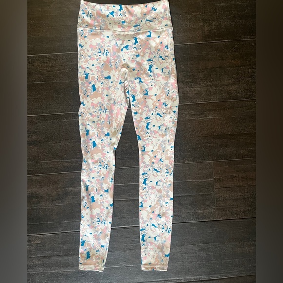NWT Fabletics Anywhere Motion 365+ Leggings Femme Pop Floral XS so cute! - Picture 2 of 7
